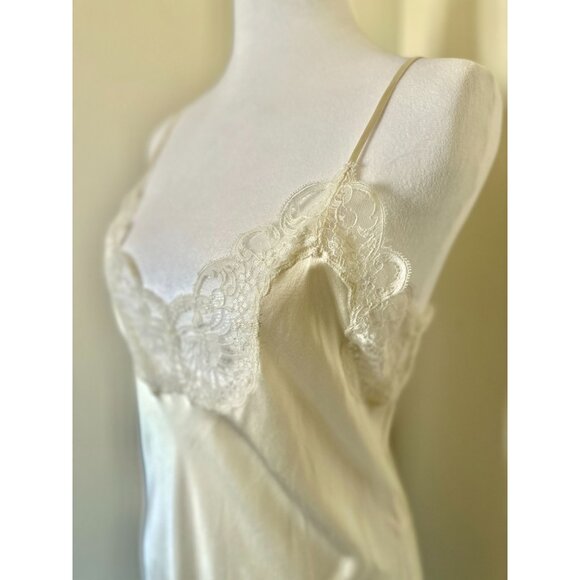 Vintage 1980s Nordstrom Silk Nightgown And Dressing Gown Set In Ivory And Lace - Picture 8 of 11